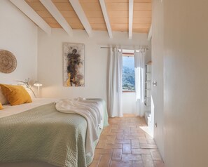 2 slaapkamers, een strijkplank/strijkijzer, reisbedje, wifi