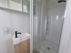 Shower, eco-friendly toiletries, soap, toilet paper - Marvelous cabin with AC in Helena Bay (Helena Bay)