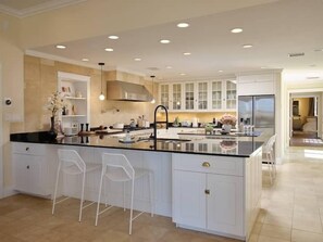 Fridge, microwave, coffee/tea maker, toaster - The Ridge | A Secluded Luxury Estate for Effortless Winter Holiday Stays (Santa Fe)