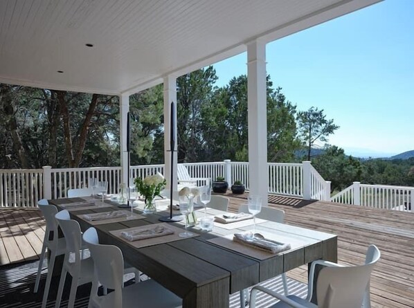 Outdoor dining - The Ridge | A Secluded Luxury Estate for Effortless Winter Holiday Stays (Santa Fe)