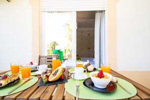 Apartment | Outdoor dining - Apartment in Portimao Near Alvor Beach (Portimão)