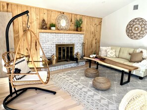 Smart TV, fireplace, foosball, table tennis - Home with SPA ROOM, steam shower, sauna, hot tub! 8 beds (Long Pond)