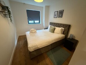 2 bedrooms, iron/ironing board, WiFi, bed sheets - Modern 2 bedroom city centre escape (Birmingham)
