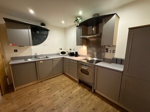 Private kitchen - Modern 2 bedroom city centre escape (Birmingham)