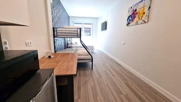 1 slaapkamer, een strijkplank/strijkijzer, gratis wifi