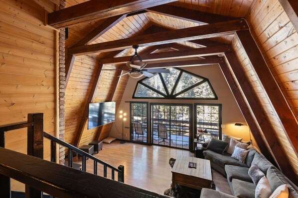 TV, fireplace - Sweetin Summit Retreat (Duck Creek Village)