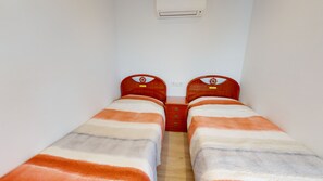 2 Schlafzimmer, Bügeleisen/Bügelbrett
