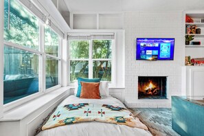 3 bedrooms, desk, iron/ironing board, free WiFi