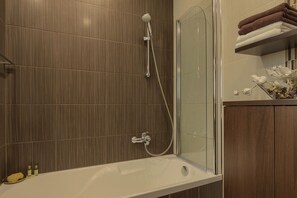 Amenidades de baño gratuitas, secadora de cabello, toallas, jabón 