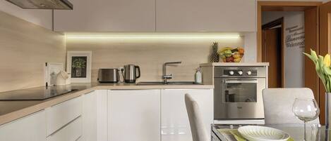 Kühlschrank, Mikrowelle, Ofen, Geschirrspüler