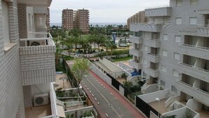 Ein hoch aufragendes Wohngebäude mit modernem architektonischen Design, das Balkone und einen Innenhof aufweist.