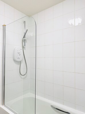 Dusche, Haartrockner, Handtücher, Seife