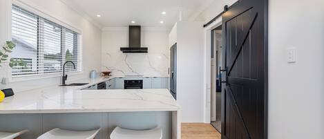 Micro-ondes, four, plaque de cuisson, lave-vaisselle