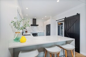 Microondas, horno, placa de cocina y lavavajillas