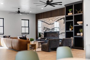 Televisie en een open haard