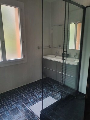 Douche, sèche-cheveux