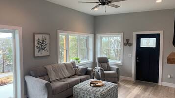 TV connectée, cheminée, livres