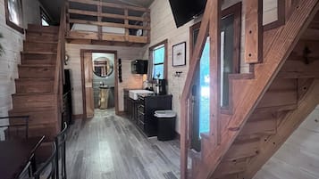 Gác dành cho gia đình, sân hiên, quang cảnh resort | Khu phòng khách | Smart TV 42-inch có truyền hình kỹ thuật số