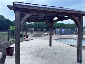 Una piscina al aire libre de temporada, cabañas de piscina gratuitas