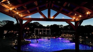 Piscine extérieure en saison, cabanas gratuites