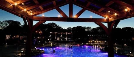 Piscine extérieure en saison, cabanas gratuites