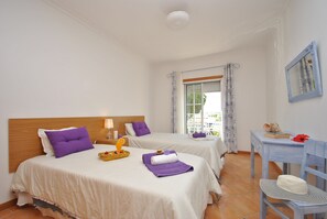 2 habitaciones, tabla de planchar con plancha y ropa de cama 