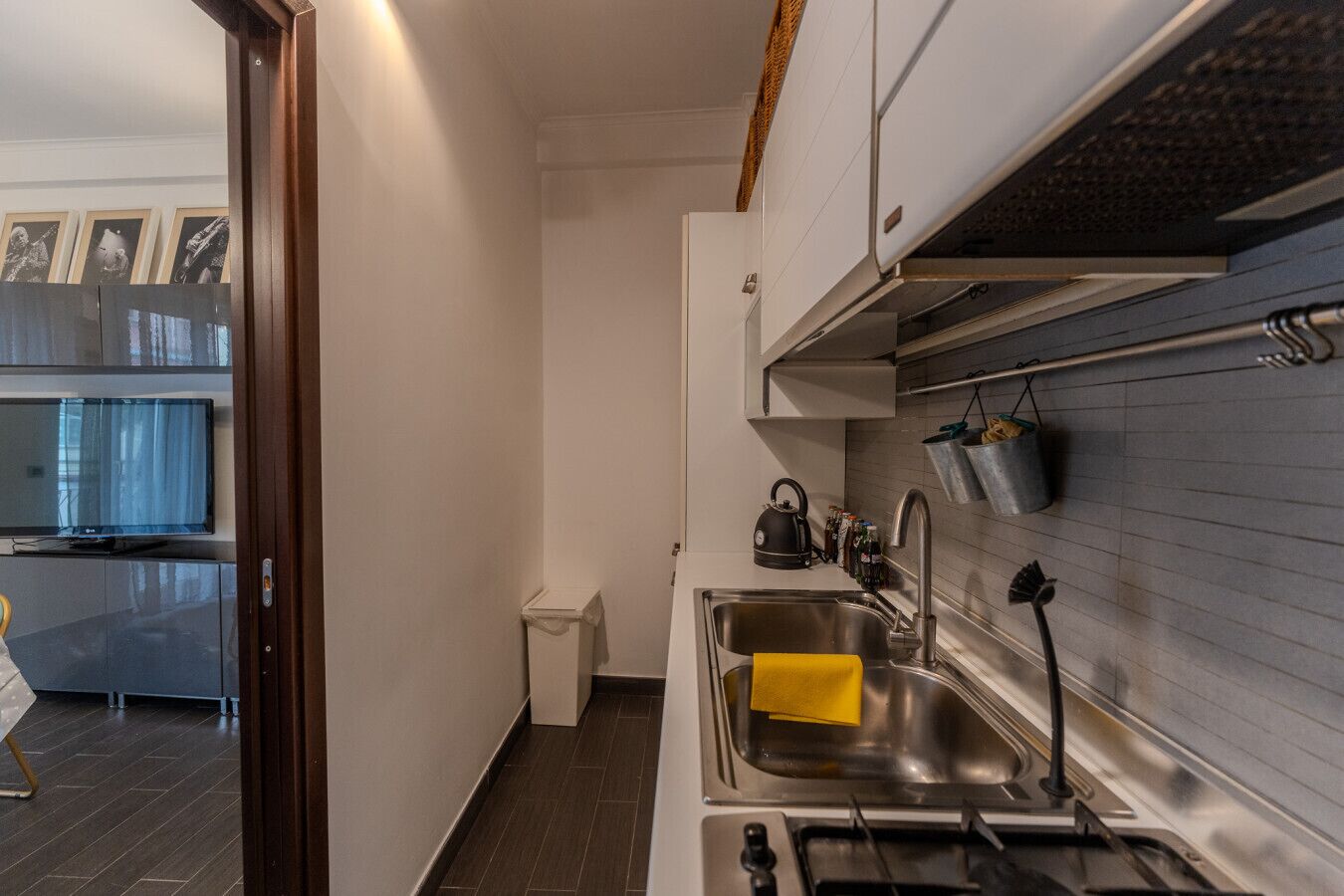 Kühlschrank, Ofen, Herdplatte, Wasserkocher mit Kaffee-/Teezubehör