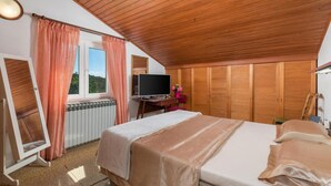 2 bedrooms, iron/ironing board, WiFi (free)