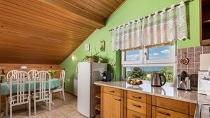 Coffee/tea maker, fridge, oven, dishwasher