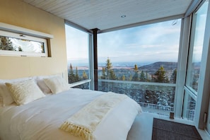 1 bedroom, travel cot, WiFi, bed sheets - QUARTZ - Micro Chalet | Spa & Mountain Views near Québec (Lac-Beauport, Quebec)