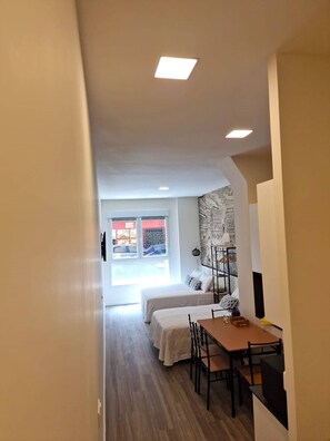 1 habitación y tabla de planchar con plancha 