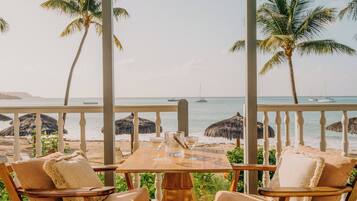 Double Room ( Medium Plus ) Beach View Balcony | Caja de seguridad en la habitación y cortinas blackout