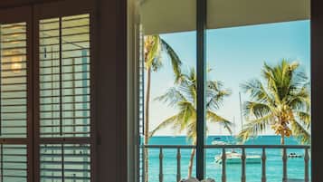 Double Room ( Small ) Beach View Balcony | Una cassaforte in camera, tende oscuranti, ferro/asse da stiro