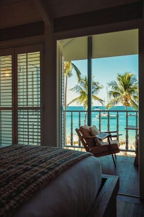 Double Room ( Small ) Beach View Balcony | Värdeförvaringsskåp på rummet och mörkläggningsgardiner