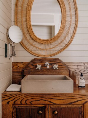 Double Room ( Medium ) Beach View Balcony | Bilik Mandi | Pancuran mandi, pengering rambut, selipar, tuala disediakan 