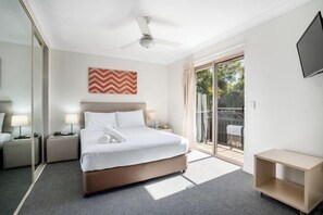 Cots/infant beds - Turtle Beach Resort (Mermaid Beach)