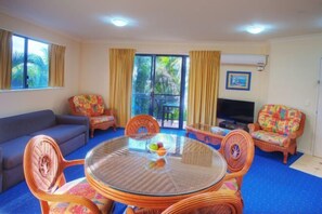 Living area - Turtle Beach Resort (Mermaid Beach)