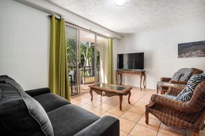 Cribs/infant beds - Turtle Beach Resort (Mermaid Beach)