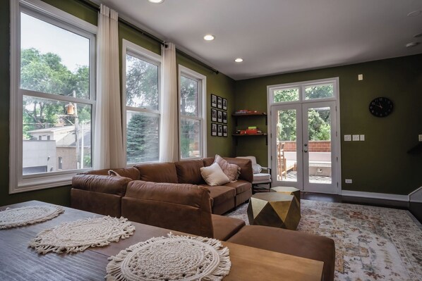 Smart TV, fireplace