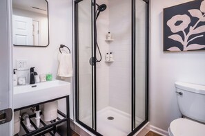 Shower, hair dryer, towels, soap - Modern 2-bedroom townhome in Chicago with private patio (Chicago)