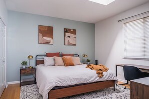 2 bedrooms, desk, iron/ironing board, WiFi - Modern 2-bedroom townhome in Chicago with private patio (Chicago)