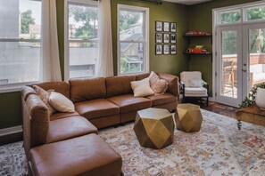 Smart TV, fireplace - Modern 2-bedroom townhome in Chicago with private patio (Chicago)
