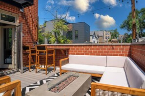 Outdoor dining - Modern 2-bedroom townhome in Chicago with private patio (Chicago)