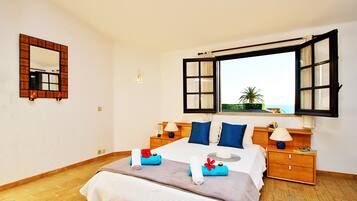 Villa | 5 bedrooms, iron/ironing board, bed sheets