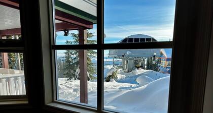 Amazing ski in/out 2 bedroom suite, private hot tub, laundry, pet friendly