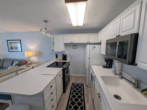 Fridge, microwave, oven, stovetop - Don't Worry. Beach Happy! (Carolina Beach)