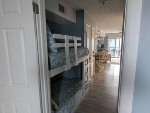 1 bedroom, WiFi, bed sheets - Don't Worry. Beach Happy! (Carolina Beach)