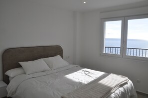 3 slaapkamers, een strijkplank/strijkijzer, wifi, beddengoed