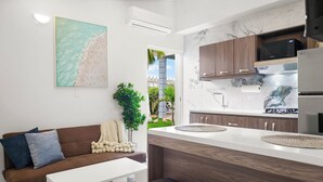 Una cucina moderna con un piano di lavoro in marmo, mobili in legno e forno a microonde integrato.