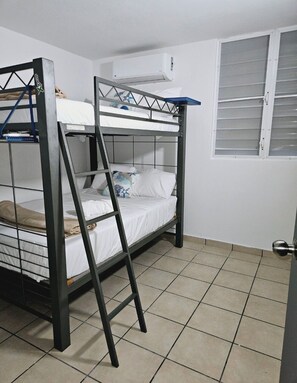 3 chambres, fer et planche à repasser, Wi-Fi, draps fournis